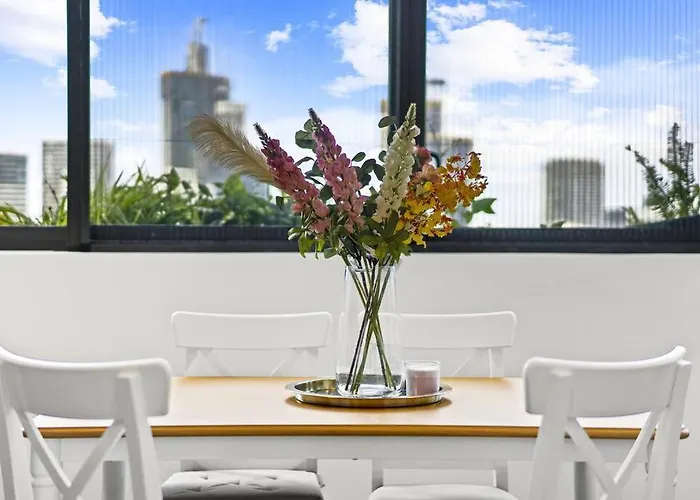 Waterfront Modern 2B2B Apt@Marina Square
