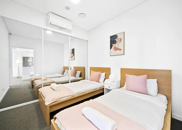 Waterfront Modern 2B2B Apt@Marina Square